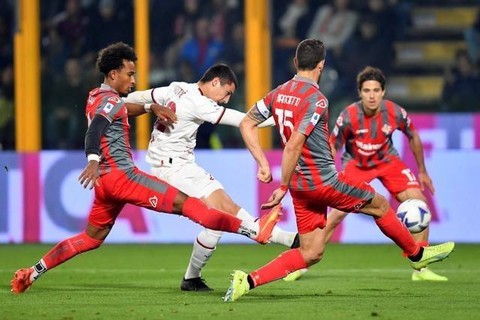 Pemain AC Milan Marko Lazetic menendang bola ke arah gawang Cremonese pada pertandingan lanjutan Liga Italia di Stadio Giovanni Zini, Cremona, Italia.Foto: Daniele Mascolo/REUTERS