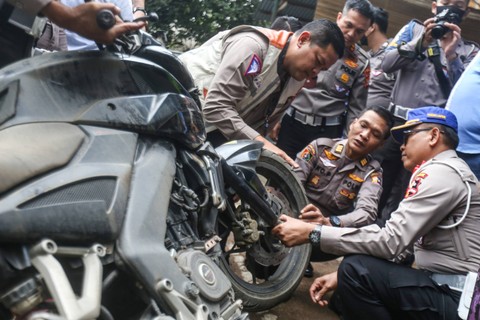 Sejumlah polisi melakukan pengecekan motor yang digunakan mahasiswa UI saat kecelakaan di Jalan Srengseng Sawah, Jagakarsa, Jakarta Selatan, Kamis (2/2/2023).  Foto: Asprilla Dwi Adha/ANTARA FOTO