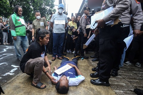 Sejumlah polisi melakukan rekonstruksi ulang kecelakaan di Jalan Srengseng Sawah, Jagakarsa, Jakarta Selatan, Kamis (2/2/2023).  Foto: Asprilla Dwi Adha/ANTARA FOTO