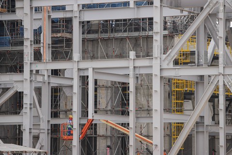 Pekerja menyelesaikan pembangunan proyek Smelter Freeport di kawasan Java Integrated and Industrial Port Estate (JIIPE), Gresik, Jawa Timur, Kamis (2/2/2023). Foto: Rizal Hanafi/ANTARA FOTO