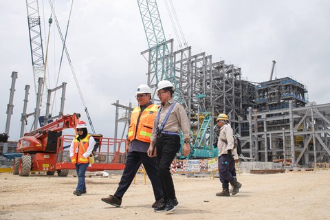 Presiden Direktur PT Freeport Indonesia Tony Wenas (Ketiga dari kiri) saat mendampingi Menko Perekonomian Airlangga Hartarto mengunjungi proyek SmelterPTFI di Gresik, Jawa Timur, Kamis (2/2/2023). Foto: Rizal Hanafi/ANTARA FOTO
