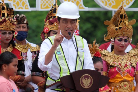 Presiden Jokowi (tengah) menyampaikan paparan saat peresmian Bendungan Tamblang di Desa Sawan, Buleleng, Bali, Kamis (2/2/2023). Foto: Nyoman Hendra Wibowo/ANTARA FOTO