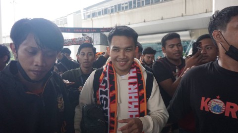 Pemain baru Persija Jakarta, Witan Sulaeman, disambut The Jakmania di Bandara Internasional Soekarno-Hatta, Tangerang, Banten, Kamis (2/2). Foto: Jodi Hermawan/kumparan