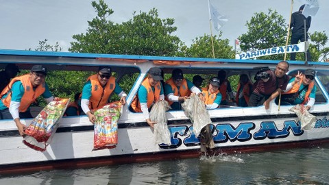 Pelepasan 20 ribu kerang di Pantai Kalangan bersama Kelompok Tani Hutan Madani Lestari di Kabupaten Tapteng. Foto: Rahmat Utomo/kumparan
