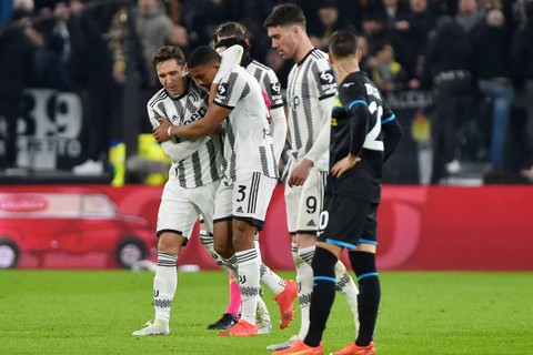 Pemain Juventus Bremer merayakan gol pertamanya bersama rekan setimnya, pada Perempat Final Coppa Italia, di Allianz Stadium, Turin, Italia, Kamis (2/2/2023). Foto: Massimo Pinca/REUTERS