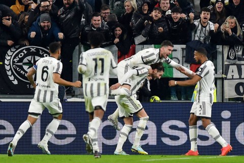 Pemain Juventus Bremer merayakan gol pertamanya bersama rekan setimnya, pada Perempat Final Coppa Italia, di Allianz Stadium, Turin, Italia, Kamis (2/2/2023). Foto: Massimo Pinca/REUTERS