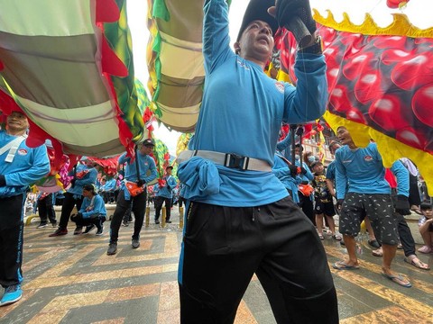 Warga memainkan replika naga di depan Vihara Tri Dharma Bumi Raya Singkawang. Foto: Leo Prima/Hi!Pontianak 