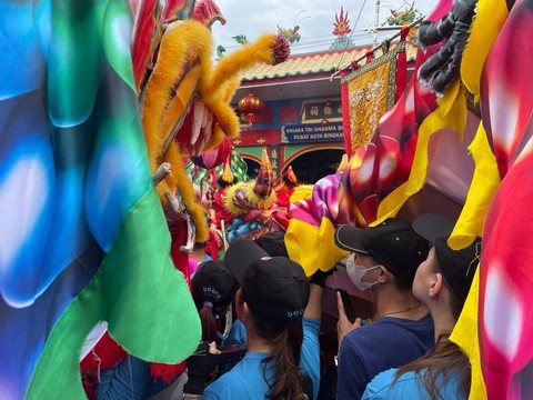 Naga yang telah mengikuti ritual buka mata akan di arak keliling kota pada perayaan Cap Go Meh. Foto: Leo Prima/Hi!Pontianak