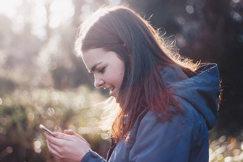 Ilustrasi wanita saat bermain TTS Lontong. Foto: Unsplash/Luke Porter