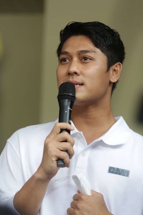 Rizky Billar saat memberikan keterangan pers terkait kasus pengancaman oleh haters di Polda Metro Jaya, Jakarta, Jumat (3/2/2023).   Foto: Agus Apriyanto