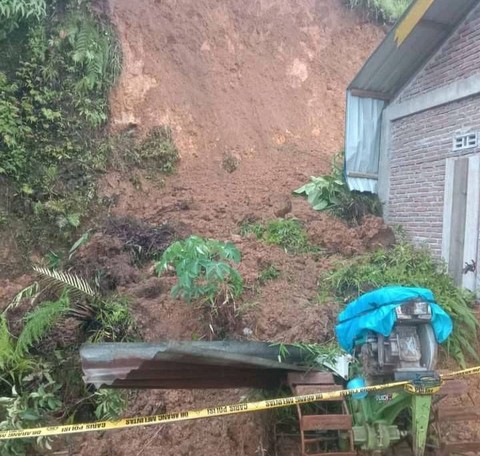 Longsor menimpa satu rumah warga di Dusun Tondok Salu, Kabupaten Mamasa, Sulawesi Barat. Foto: Istimewa