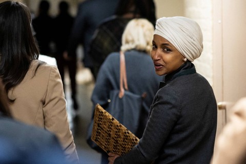 Perwakilan AS Ilhan Omar (D-MN) berjalan ke kantornya setelah digulingkan oleh DPR pimpinan Partai Republik untuk bertugas di Komite Urusan Luar Negeri, di Capitol Hill di Washington, AS, Kamis (2/2/2023). Foto: Tom Brenner/REUTERS