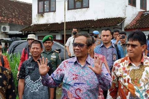 Menkopolhukam Mahfud MD saat mengunjungi Panti Asuhan Bina Siwi di Pajangan, Kabupaten Bantul, Jumat (3/2/2023). Foto: Arfiansyah Panji Purnandaru/kumparan
