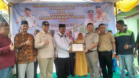 Penyerahan sertifikat lahan kepada warga di kelurahan Sungai Lakam Barat, Karimun. Foto: Khairul S/kepripedia.com