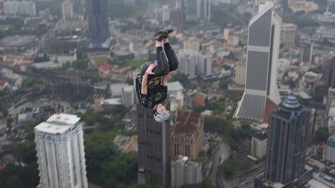 Seorang atlet pelompat terjun payung dari Menara Kuala Lumpur selama KL Tower International Jump di Kuala Lumpur, Malaysia, Jumat, 3 Februari 2023. Foto: Vincent Thian/AP PHOTO