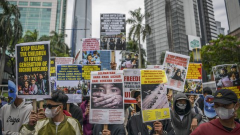 Sejumlah massa dari Aliansi Mahasiswa Islam (AMI) menggelar unjuk rasa di depan Kedutaan Besar China, Kuningan, Jakarta, Jumat (3/2/2023). Foto: ANTARA FOTO/Galih Pradipta
