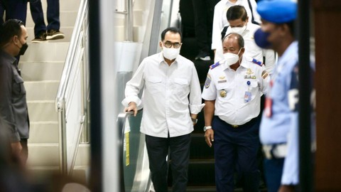 Menhub Budi Karya Sumadi saat tiba di Bandara Sultan Iskandar Muda, Blang Bintang, Aceh Besar, dalam rangka kunjungan kerja (kunker) di Aceh, Jumat (3/2). Foto: Abdul Hadi/acehkini