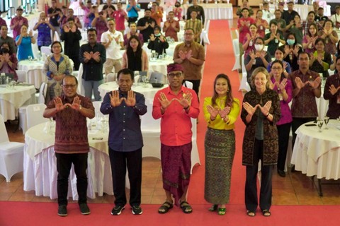 cI Ketut Kariyasa Adnyana, Anggota DPR-RI, Komisi Kesehatan (baju merah) bersama perwakilan World Mosquito Program dan PJ Bupati Buleleng saat sosialisasi - IST 