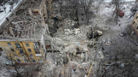 Tim penyelamat bekerja di lokasi bangunan tempat tinggal yang hancur akibat serangan rudal Rusia di Kramatorsk, Ukraina 2 Februari 2023. Foto: Vyacheslav Madiyevskyy/REUTERS
