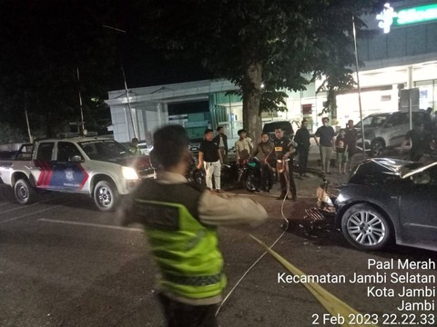 Mobil dinas DPRD Jambi kecelakaan, di dalamnya terdapat 2 pelajar SMA, laki-laki dan perempuan. Yang perempuan dalam kondisi telanjang. Foto: Dok. Istimewa