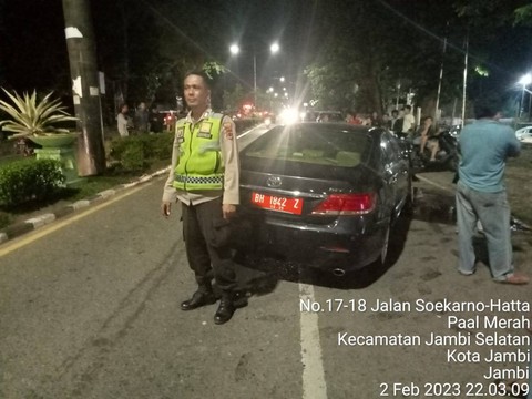 Mobil dinas DPRD Jambi kecelakaan, di dalamnya terdapat 2 pelajar SMA, laki-laki dan perempuan. Yang perempuan dalam kondisi telanjang. Foto: Dok. Istimewa