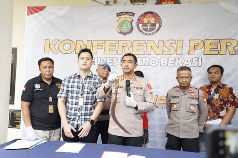 Kapolres Metro Bekasi Kombes Twedi Aditya Bennyahdi menunjukkan celurit yang dipakai pelaku untuk menghabisi korbannya dalam jumpa pers, Jumat (3/2).  Foto: Dok. Istimewa