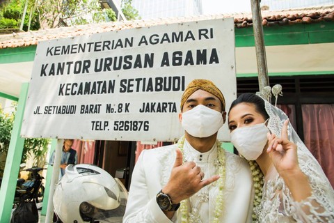 Marcela dan Suami yang menikah di KUA Setia Budi.  Foto: Dok. Pribadi