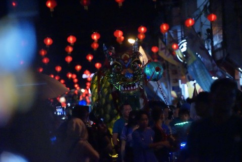 Kelompok 9 naga juga tampil pada pawai lampion di Kota Singkawang. Foto: Leo Prima/Hi!Pontianak 