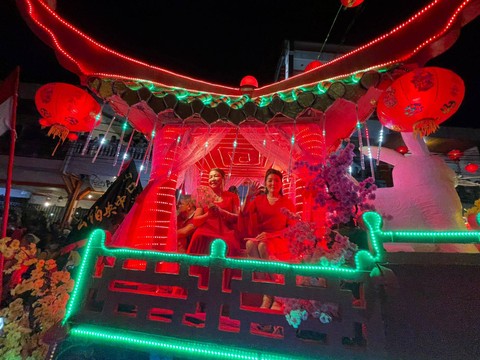 Berbagai elemen masyarakat di Kota Singkawang membaur dalam pawai lampion cap go meh. Foto: Leo Prima/Hi!Pontianak