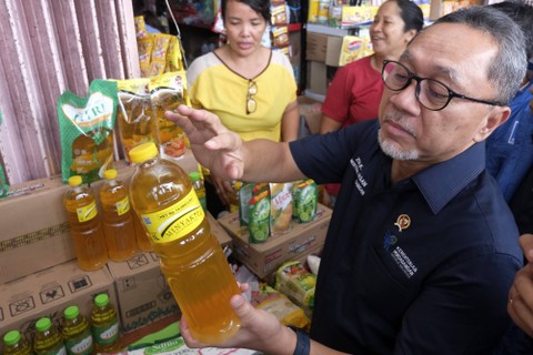 Menteri Perdagangan Zulkifli Hasan menunjukkan minyak goreng kemasan saat berkunjung di Pasar Kreneng, Denpasar, Bali, Sabtu (4/2/2023). Foto: ANTARA FOTO/Nyoman Hendra Wibowo
