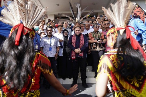 Kedatangan Erick Thohir disambut masyarakat Kalbar. Foto: Dok. Istimewa