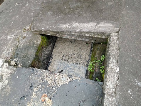Limbah pada drainase yang diduga bersumber dari restoran California Fried Chicken. Foto: Istimewa