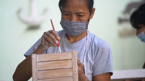 Seorang pekerja menyelesaikan produk ekspor UMKM binaan LPEI. Foto: Dok. LPEI