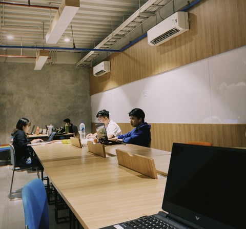 Ilustrasi Lingkungan Kerja di Jakarta. Foto: Potret Penulis 