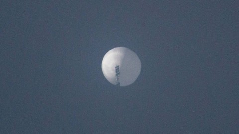 Sebuah balon terbang di langit di atas Billings, Montana, AS. 1 Februari 2023 dalam gambar ini diperoleh dari media sosial. Foto: Chase Doak/melalui REUTERS