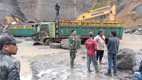 Suasana evakuasi petugas terhadap 3 penambang pasi galian yang tertimbun longsor di Desa Cikahuripan, Cianjur, Sabtu (4/2). Foto: Dok. Istimewa