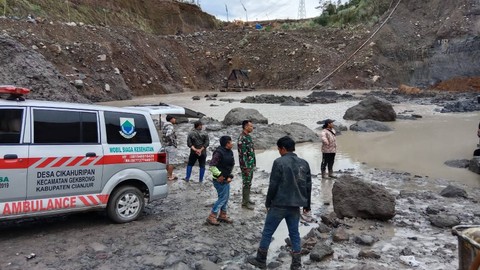 Suasana evakuasi petugas terhadap 3 penambang pasi galian yang tertimbun longsor di Desa Cikahuripan, Cianjur, Sabtu (4/2). Foto: Dok. Istimewa