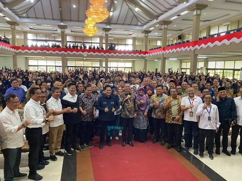 Menteri BUMN Erick Thohir foto bersama usai memberikan kuliah umum di Untan Pontianak. Foto: Lydia Salsabilla/Hi!Pontianak