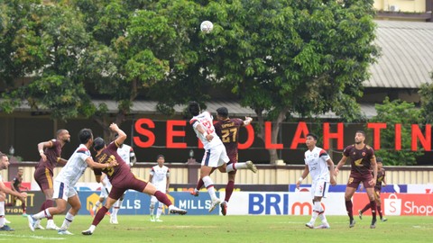 Pertandingan Arema FC vs PSM Makassar dalam lanjutan Liga 1 2022/23 di Stadion PTIK, Jakarta, Sabtu (4/2/2023). Foto: Alif Zaky Assidiqi/kumparan