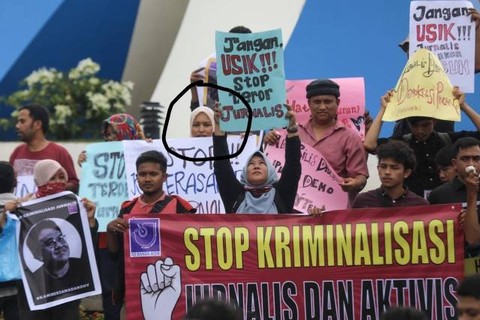 Arabiyani saat ikut dalam aksi tolak kriminalisasi terhadap jurnalis dan aktivis yang diinisiasi AJI Kota Banda Aceh di Bundaran Simpang Lima, Senin (30/9/2019). Foto: Suparta/acehkini