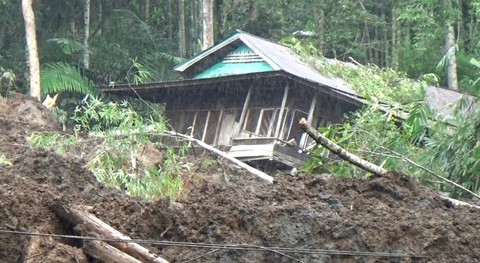 Kondisi rumah warga yang terdampak longsor di Toraja Utara, Sulawesi Selatan, Sabtu (4/2/2023). Foto: Dok. Istimewa
