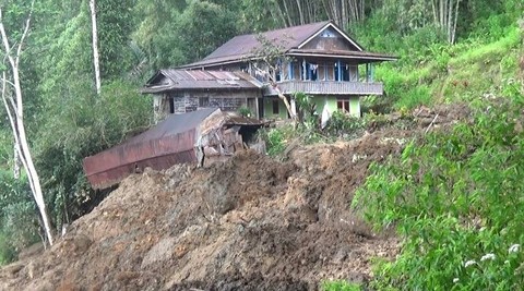 Kondisi rumah warga yang terdampak longsor di Toraja Utara, Sulawesi Selatan, Sabtu (4/2/2023). Foto: Dok. Istimewa