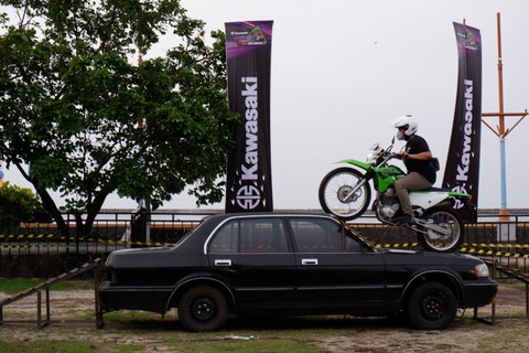 Pengunjung Kawasaki Bike Week menjajal Kawasaki KLX series. Foto: Aditya Pratama Niagara/kumparan