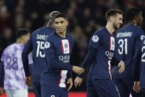 Achraf Hakimi (tengah) saat laga Paris Saint-Germain (PSG) vs Toulouse dalam matchday 22 Liga Prancis 2022/23 di Stadion Parc de Princes, Paris, pada 4 Februari 2023. Foto: REUTERS/Gonzalo Fuentes