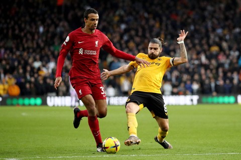 Pemain Wolverhampton Wanderers Ruben Neves berebut bola dengan pemain Liverpool Joel Matip pada pertandingan lanjutan Liga Inggris di Molineux Stadium, Wolverhampton, Inggris, Sabtu (4/2/2023). Foto: Chris Radburn/REUTERS
