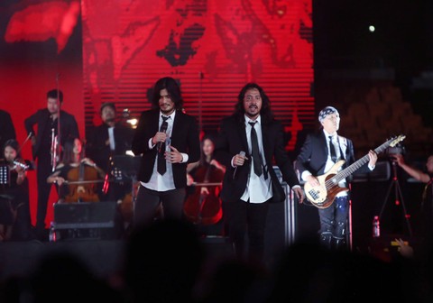 Mantan vokalis Band Dewa 19 Virza (kiri) dan Ello (kanan) tampil bersama dalam konser Dewa 19 di Jakarta International Stadium (JIS), Jakarta, Sabtu (4/2/2023).  Foto: Muhammad Iqbal/ANTARA FOTO