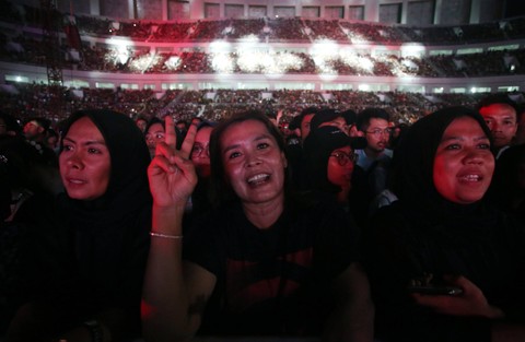 Sejumlah penonton menyaksikan konser Dewa 19 di Jakarta International Stadium (JIS), Jakarta, Sabtu (4/2/2023).  Foto: Muhammad Iqbal/ANTARA FOTO