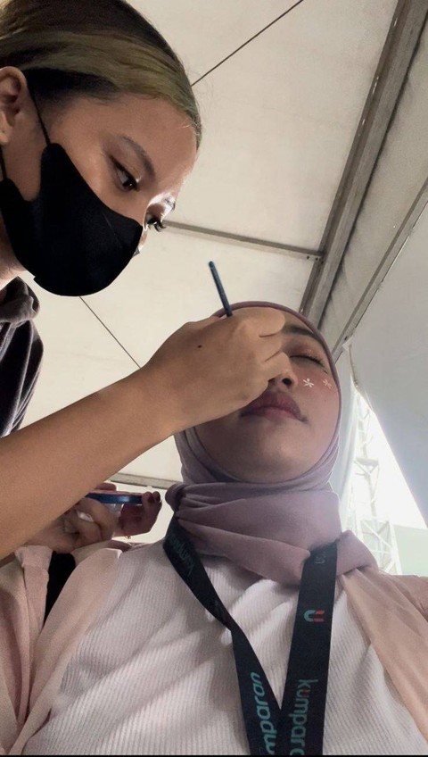 Face paint gratis dari promotor Mecima di konser Itzy: Checkmate in Jakarta.  Foto: Ainun Nabila/kumparan