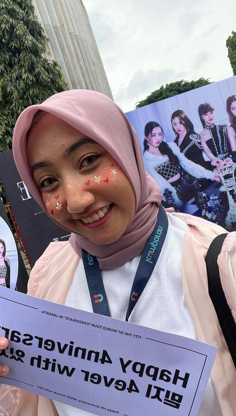 Face paint gratis dari promotor Mecima di konser Itzy: Checkmate in Jakarta.  Foto: Ainun Nabila/kumparan