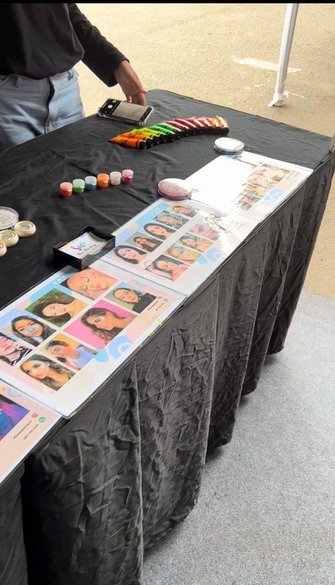 Face paint gratis dari promotor Mecima di konser Itzy: Checkmate in Jakarta.  Foto: Ainun Nabila/kumparan